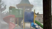 Çocukların oyun parkında yaktığı ateş vatandaşlar tarafından söndürüldü