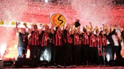 Eskişehirspor Kupayı Taraftarıyla Kaldırdı