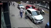 Otomobil Kuryeye Çarpıp Kaçtı