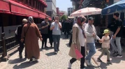 Eskişehir’de sıcak havayı fırsat bilen vatandaşlar çarşıya akın etti