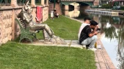 Eskişehir’de trajikomik kare: ’Çekirdek Çitleyen Eşek’in önünde çekirdek çitlediler