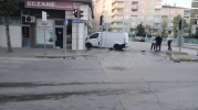 Kavşakta kaza yapan araç işletmenin duvarına çarptı