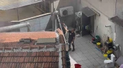 Komşusunun çatısında çıkan yangını evinin terasından film gibi izledi