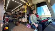 Eskişehir'de marketini ’sırtına’ sarıp köyleri gezmeye başladı; "O olmasa aç kalırız"