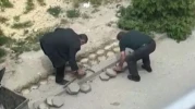 Sokaktaki kaldırım taşlarını söktü, görüntüleri yayılınca geri yerine koydu