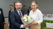 Vali Aksoy engelli birey annesi ve öğretmeni Neşe Uyguner’i ziyaret etti