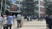 YKS’nin 2. Gününde Öğrenciler Sınav Salonlarına Alındı, Aileler Dışarıda Heyecanla Bekliyor