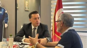 AK Parti Eskişehir Milletvekili İdris Nebi Hatipoğlu, AK Parti İl Başkanlığı’nda düzenlenen Halk Günü programında vatandaşlarla bir araya geldi. Programa İl Başkan Yardımcıları da katılım sağladı.  “Gönül gönüle, yüz yüze” anlayışıyla gerçekleşen buluşmada Hatipoğlu, hemşehrilerinin taleplerini dinleyerek çözüm önerilerini değerlendirdiklerini ifade etti.  Millet odaklı bir siyaset anlayışını benimsediklerini belirten Hatipoğlu, “Bizim siyaset anlayışımızın özü milletin ta kendisidir. Kapımız da, gönlümüz de her zaman açık” dedi.  Hatipoğlu, daha güçlü bir Eskişehir için çalışmalarına kararlılıkla devam ettiklerini vurgulayarak, “Durmak yok, yola devam” mesajını paylaştı.