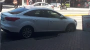 Engelli vatandaş engelli girişini kapatan aracı aşamadı, cezası gecikmedi