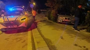 Islak zeminde kayan otomobil müstakil evin bahçesine girdi