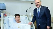 Vali Aksoy, Tedavi Gören Miniklere Karnelerini Hastanede Teslim Etti
