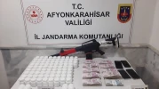 Afyon’da 3 gözaltı: Binlerce hap ve yüklü para yakalandı