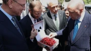 KÜTAHYA MİLLETVEKİLLERİNDEN CUMHURBAŞKANI ERDOĞAN’A PAZARLAR KİRAZI İKRAMI