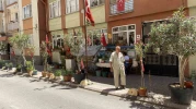 Felçli Eşine Umut, Mahallesine Renk Oldu