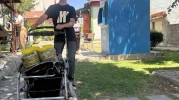 Eskişehir'de sokak sokak dolaşıp bebek arabasına yüklediği salamura yapraklarını satıyor