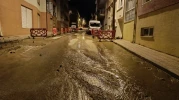 O mahallede su hattı patladı, mahalleyi su bastı