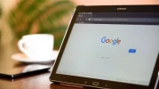 Google’dan Keşfet Sekmesinde Yapay Zekâ Destekli Haber Özetleri Geliyor