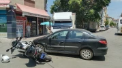 Dur Levhasına Uymayan Otomobil, Motosikletli Polise Çarptı