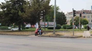 Kask takmadan yaya geçidinden geçen motosikletli kuralları hiçe saydı
