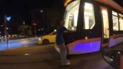 Tramvaya asılarak paten kaydı: "Dikkat et" uyarısına "Zevkli oluyor" yanıtı verdi!
