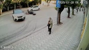 Atatürk Caddesi'nde U dönüşü kazası motosikletliyi yere düşürdü, sürücü yoluna devam etti