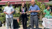 Vefat eden oğlunun anısına Kur'an kursu öğrencilerine ikramda bulundu