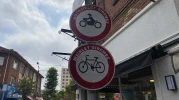 Bu Sokakta Trafik Levhalarının Hiçbir Önemi Yok