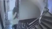 Eskişehir'de apartmana hırsızlık amacıyla giren iki kadın kamerada görüntülendi