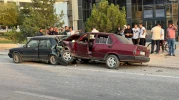 Kontrolden Çıkan Otomobil Yön Tabelası ve Park Halindeki Araca Çarptı