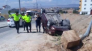 Sultandere yolunda kaza! Araç takla attı
