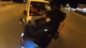 Eskişehir’de dehşet anı! Motosikletliye çarpıp kamerayı çalmaya kalktılar