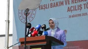 Eskişehir’de hayırsever iş insanı Fethi Yılmaz Sezer’in katkılarıyla yapılan Fethi Yılmaz Sezer Huzurevi düzenlenen törenle açıldı. Açılışta konuşan Aile ve Sosyal Hizmetler Bakanı Mahinur Özdemir Göktaş, huzurevinin 203 kişilik kapasitesiyle şehre önemli bir sosyal hizmet yatırımı kazandırdığını ifade etti.  Bakan Göktaş, “Bu kuruluşu şehrimize kazandıran hayırseverimiz Fethi Yılmaz Sezer’e teşekkür ediyorum. Bu vesileyle kıymetli büyüklerimize sevgi dolu bir yaşam alanı sunacak bu merkezin hayırlı olmasını diliyorum” dedi.  “Sosyal devlet, bir medeniyet çağrısıdır”  Konuşmasında sosyal devlet anlayışına vurgu yapan Göktaş, “Bizim medeniyetimiz insanı yalnız bırakmayan, ihtiyacı olana el uzatan bir anlayış üzerine kuruludur. Sosyal devlet, ‘İnsanı yaşat ki toplum yaşasın’ diyen bir hikmetin bugünkü karşılığıdır. Ve bu yüzden sosyal devlet sadece bir yönetim biçimi değil, aynı zamanda bir medeniyet çağrısıdır” ifadelerini kullandı.  Yaşlılara yönelik hizmetler  Bakan Göktaş, yaşlılara sunulan hizmetlere ilişkin de bilgi verdi. Ulusal Vefa Programı ile 81 ilde yaşlılara kendi evlerinde destek verildiğini, Eskişehir’de 57 personel ile 1.080 kişiye hizmet sunulduğunu aktaran Göktaş, Evde Bakım Yardımı kapsamında da sadece Eskişehir’de bu ay 3 bin 704 kişinin faydalandığını söyledi.  Türkiye genelinde 464 kamu ve özel huzurevinde 29 bin 615 yaşlının yatılı bakım ve rehabilitasyon hizmetinden yararlandığını kaydeden Göktaş, “İhtiyaç sahibi yaşlılarımızın tamamı bu hizmetten ücretsiz yararlanıyor. Eskişehir’de ise 10 huzurevimizde 595 yaşlımıza sıcak bir yuva sunuyoruz. Yeni açtığımız bu huzureviyle yatak kapasitemizi artırıyoruz” diye konuştu.  “Tepebaşı’na da huzurevi yapılacak”  Yeni açılan merkezin yaşlılara sağlık, rehabilitasyon, kültürel etkinlikler ve sosyal yaşam imkânı sunacağını vurgulayan Bakan Göktaş, Tepebaşı ilçesine de yeni bir huzurevi kazandırmak için çalışmaların sürdüğünü açıkladı.  Konuşmasının sonunda 2025’in “Aile Yılı” olduğunu hatırlatan Göktaş, “Yaşlılarımız aileyi ve toplumu güçlü kılan en temel unsurdur. Bu hizmetler büyüklerimize verdiğimiz değerin bir göstergesidir. Yarınlara bırakacağımız anlamlı bir mirastır” dedi.