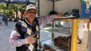 Kanser Hastası Simitçi 12 Saat Güneş Altında Geçimini Sağlamaya Çalışıyor