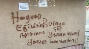 Eskişehir’de Apartman Duvarındaki Notlar Dikkat Çekti