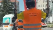 Motosiklet sürücüsünün müzik eşliğinde dans ettiği renkli anlar