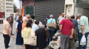 Seyyar tişört satıcısı, kalabalığın ilgisini çekerek adeta yarışa neden oldu!