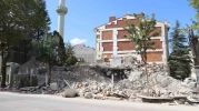 Yıkım Sonrası Camii Bahçesinde Tehlike, Yetkililer Önlem Aldı