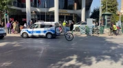 Polisin gözü önünde bisikletle tek teker kaldırdı