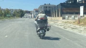 Kaskı Kafasına Değil, Motosikletin Demirine Taktı