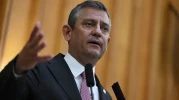 Özgür Özel: "İmamoğlu aday olamazsa en güçlü aday Mansur Yavaş" CHP lideri, Ankara’daki soruşturmanın siyasi amaçlı olduğunu söyledi: “Yavaş, Erdoğan’ı anketlerde geçiyor”