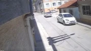 Altın Dolu Çantayı Çocuk Camdan Attı, Kadın Yerden Alıp Çantasına Koydu