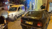 Eskişehir’de çarpışan araçlardan biri dükkana girdi!