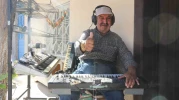 60 Yaşındaki Etem Amca Her Gün Tek Kişilik Konser Veriyor!