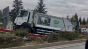 Kontrolden çıkan çöp kamyonu ağaçları yatırarak refüje çıktı