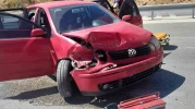 Bilecik’te Kontrolden Çıkan Otomobil Bariyerlere Çarptı: 1 Yaralı