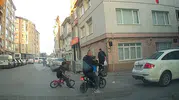 Eskişehir’de bisikletli çocuk kazadan son anda kurtuldu