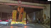 Eskişehir’de Üst Geçide Sıkışan Tır Trafiği Aksattı
