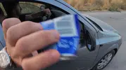 Eskişehir’de yola çöp atan sürücüye motosikletli tepki