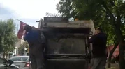 Eskişehir’de temizlik görevlilerinden bayrak hassasiyeti
