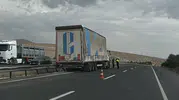 Sivrihisar’da kontrolden çıkan tır bariyerlere çarptı